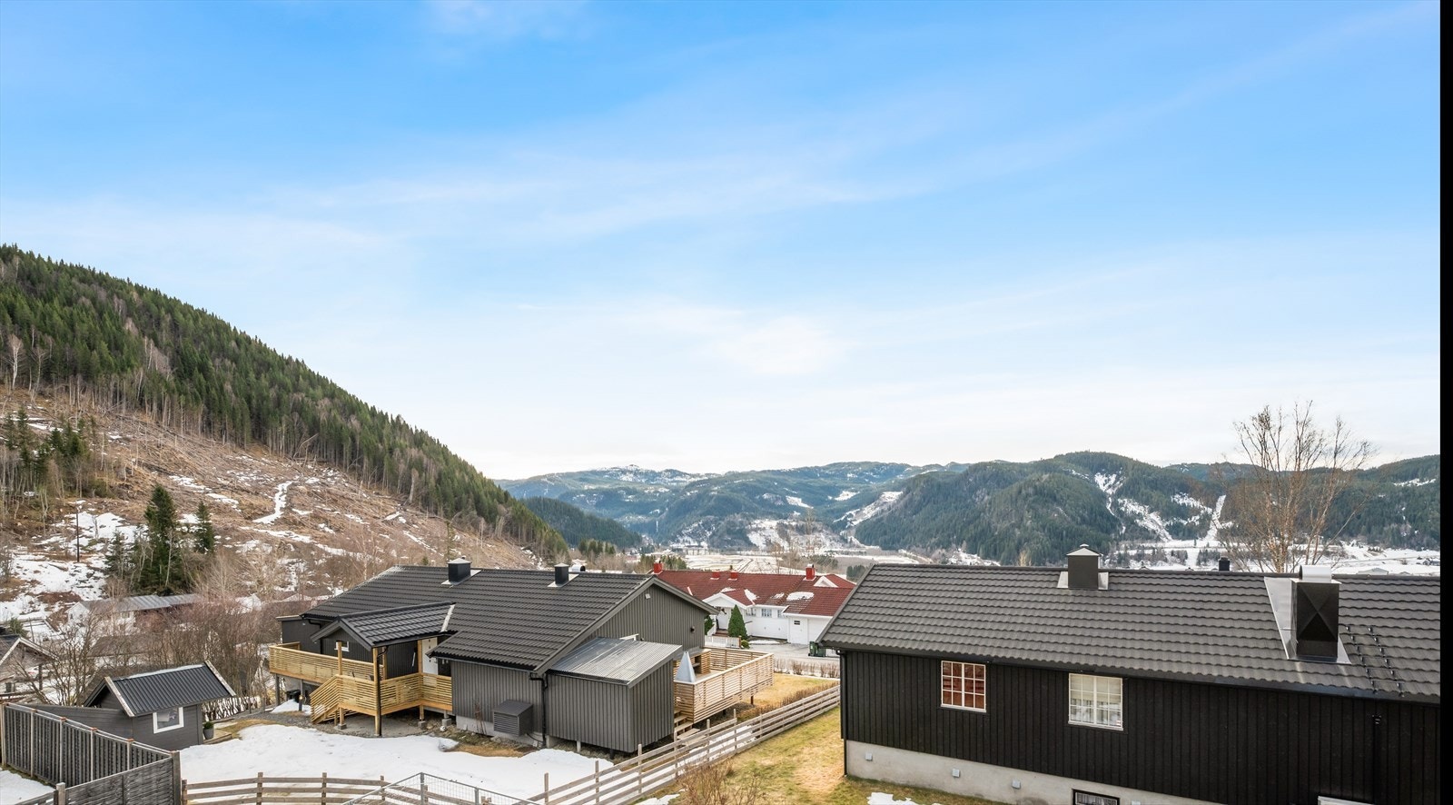 Eiendommen ligger høyt og fint plassert i terrenget, med fantastisk utsikt! Galleribilde