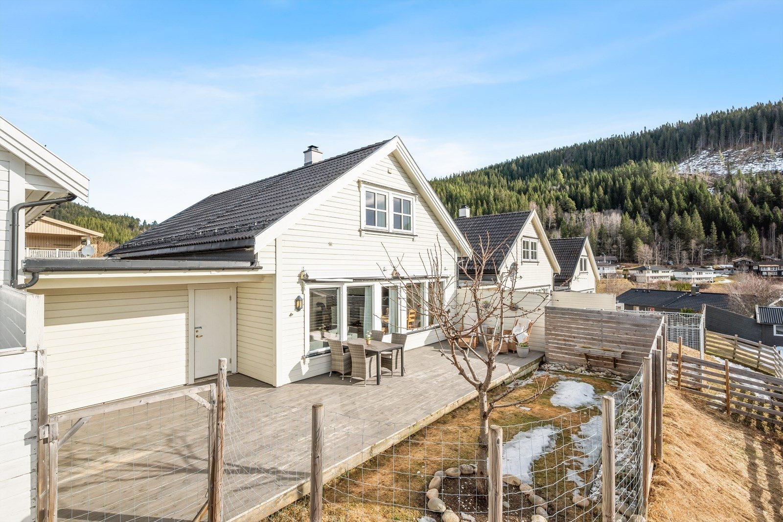 Velkommen til Plassen 7 - en velholdt og familievennlig enebolig i kjede med hele 4 soverom, 2 stuer og 2 bad. Foto: Interiørfoto v/Haukdal. Galleribilde