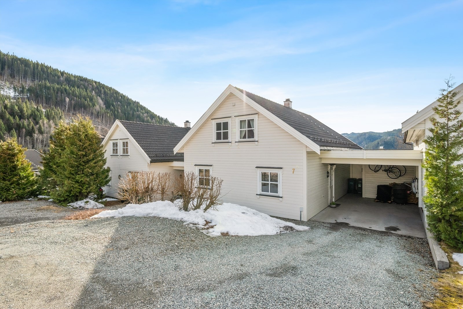 Det er parkering i egen carport og på en gruslagt gårdsplass. Galleribilde