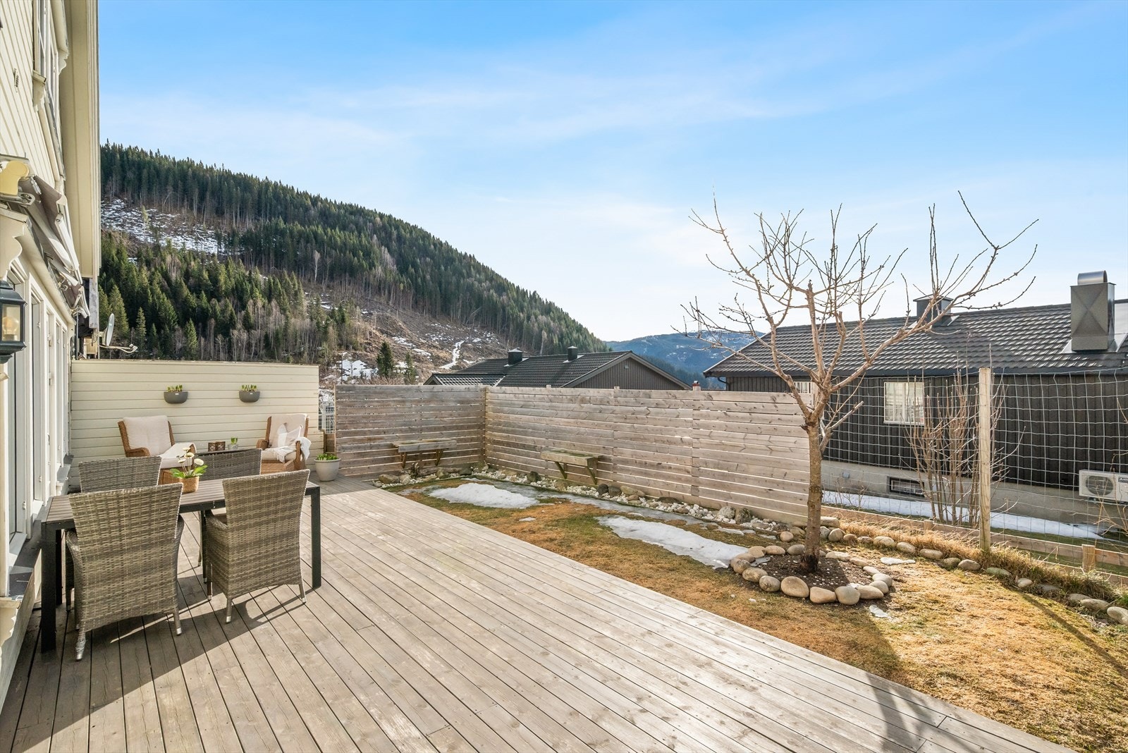 Upåklagelige solforhold nytes lunt og usjenert på den sydvendte markterrassen. Galleribilde