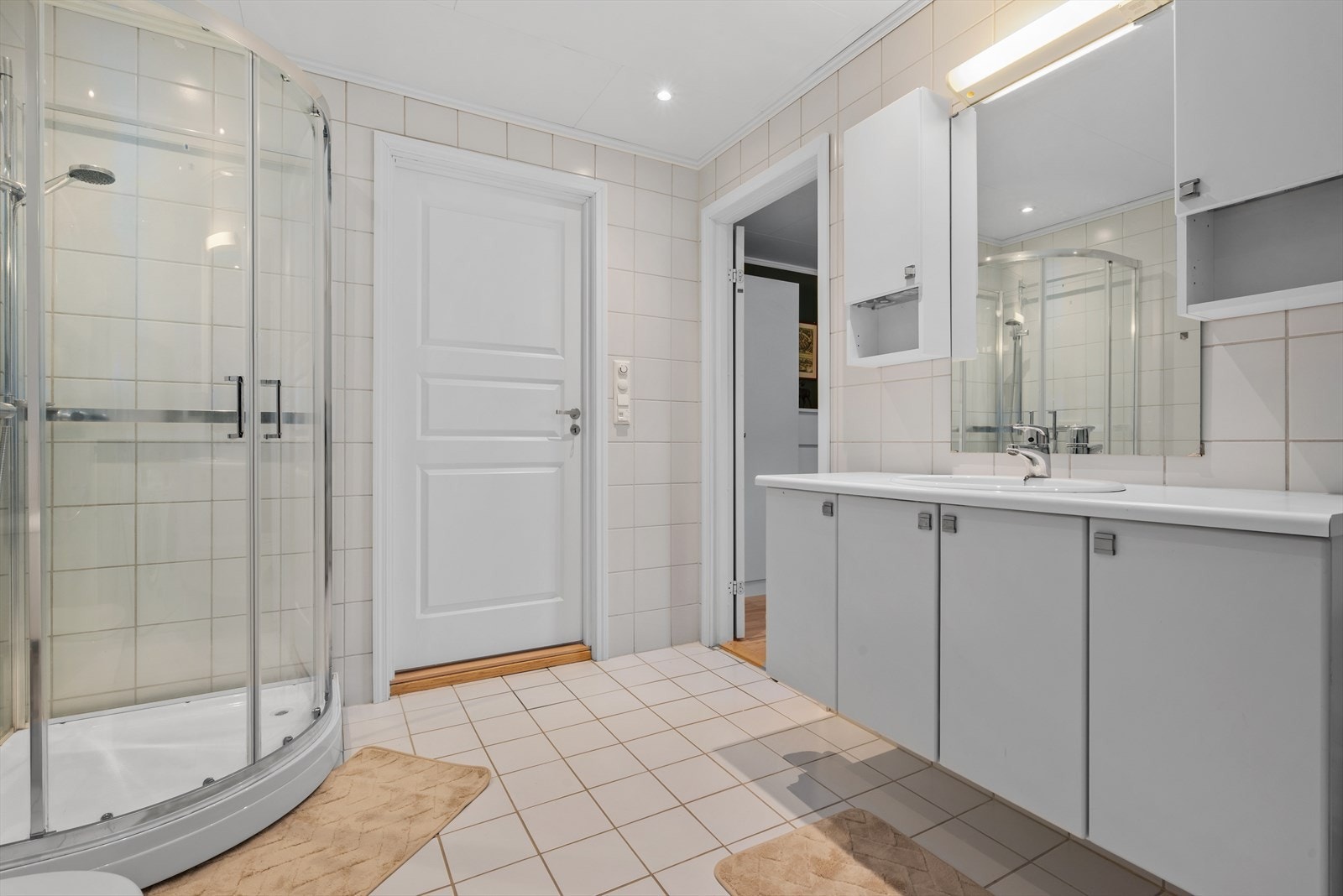 Badet har dusjkabinett, og det er god oppbevaringsplass i den stilrene baderomsinnredningen i 1. etasje. Galleribilde