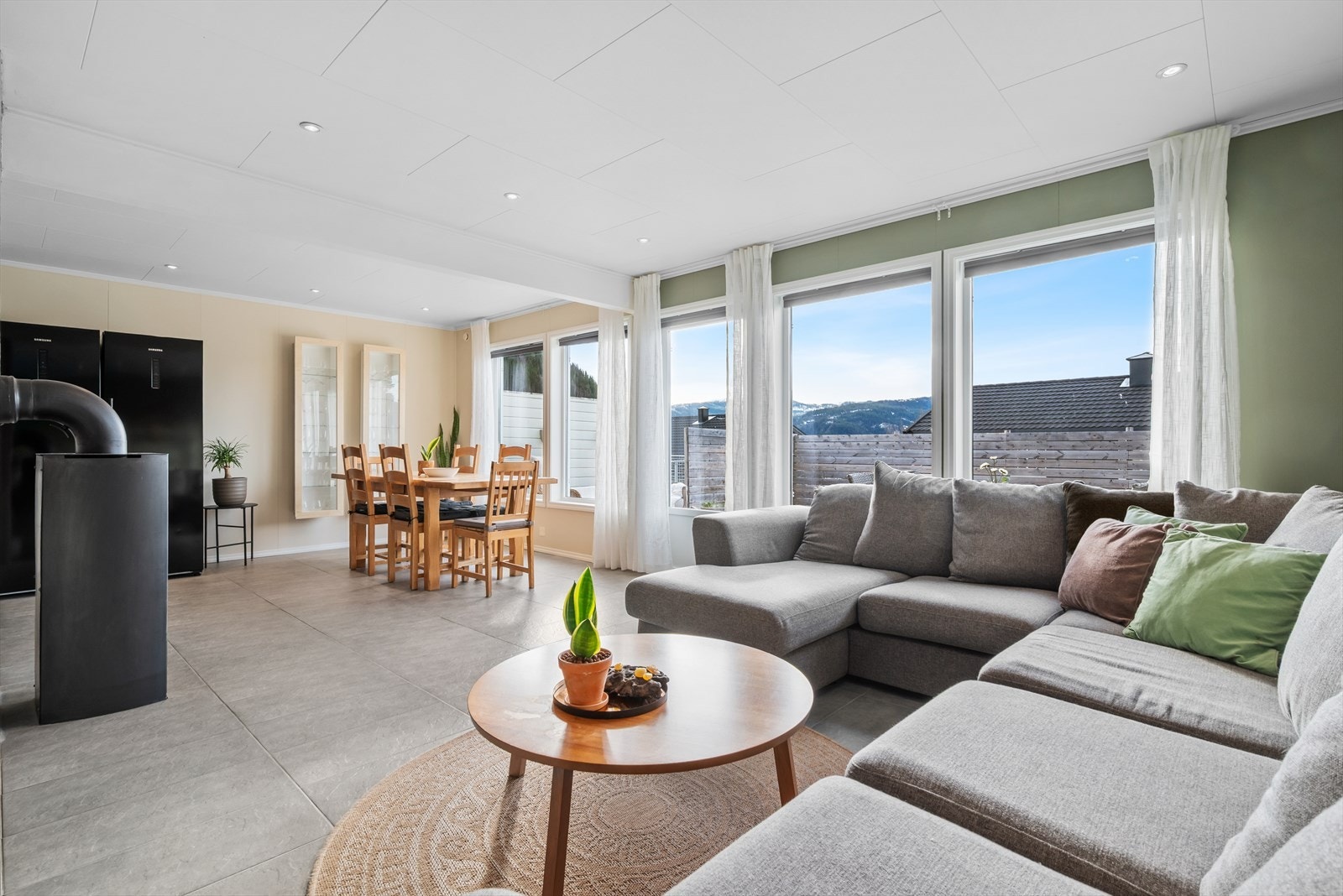 Dagslyset strømmer inn til stue/kjøkken via store, sydvendte vinduer. Galleribilde