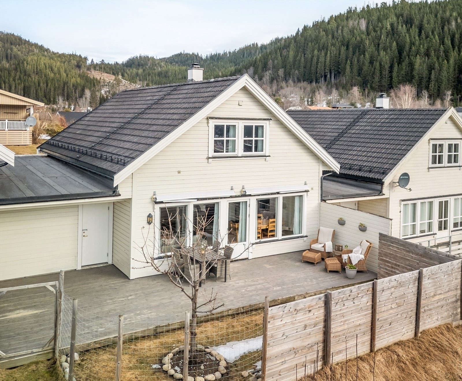 Eneboligen er kjedet og har skjermet lettstelt, uteområde. Her er det utmerket plass til grill og det man måtte ønske av utemøblement. Galleribilde