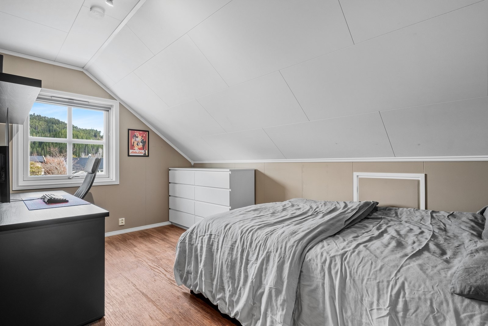 Det største soverommet i loftsetasjen er romslige 9,5 kvm. Galleribilde