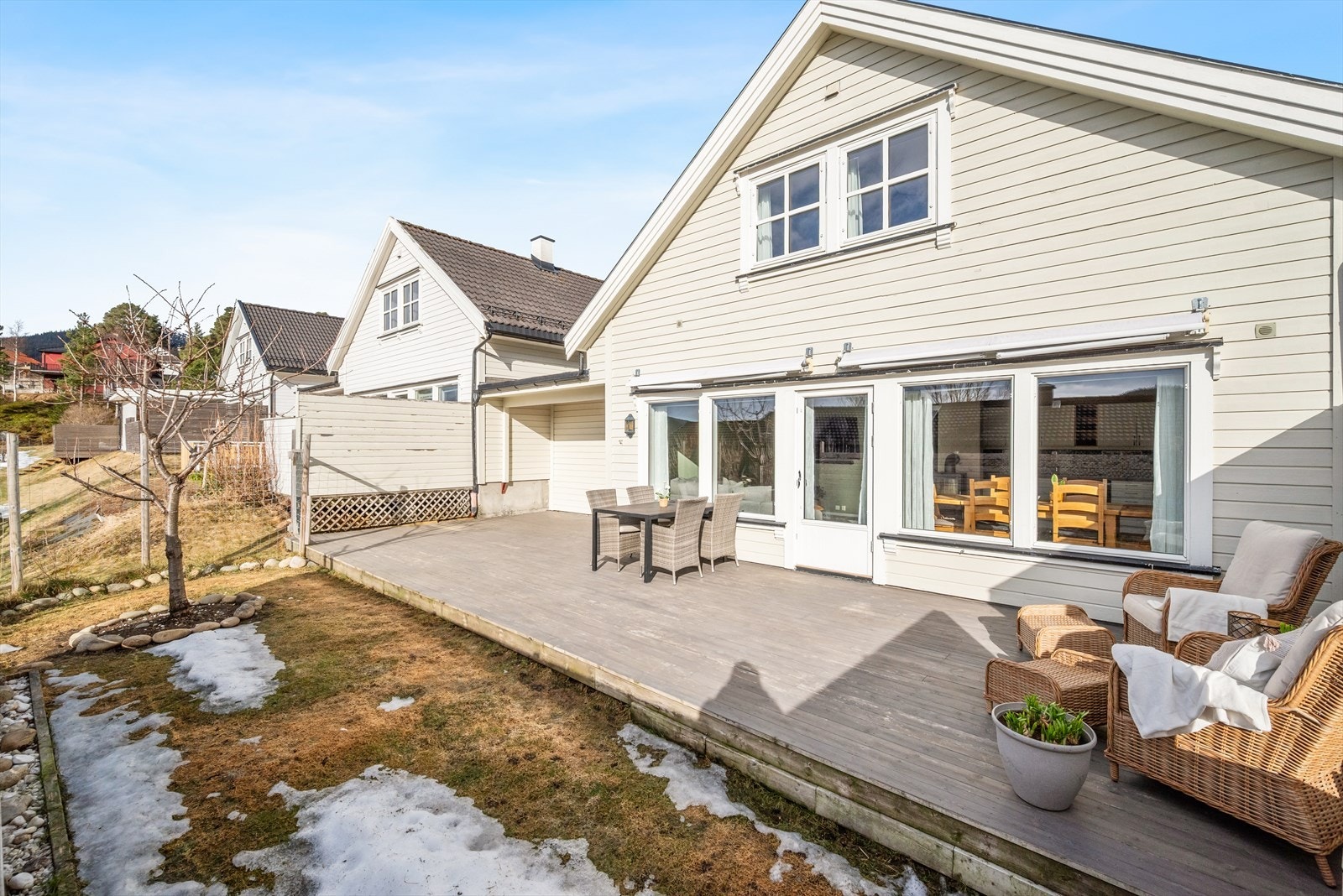 Fra stuen er det utgang til en stor, sydvendt markterrasse på ca. 45 kvm. Galleribilde