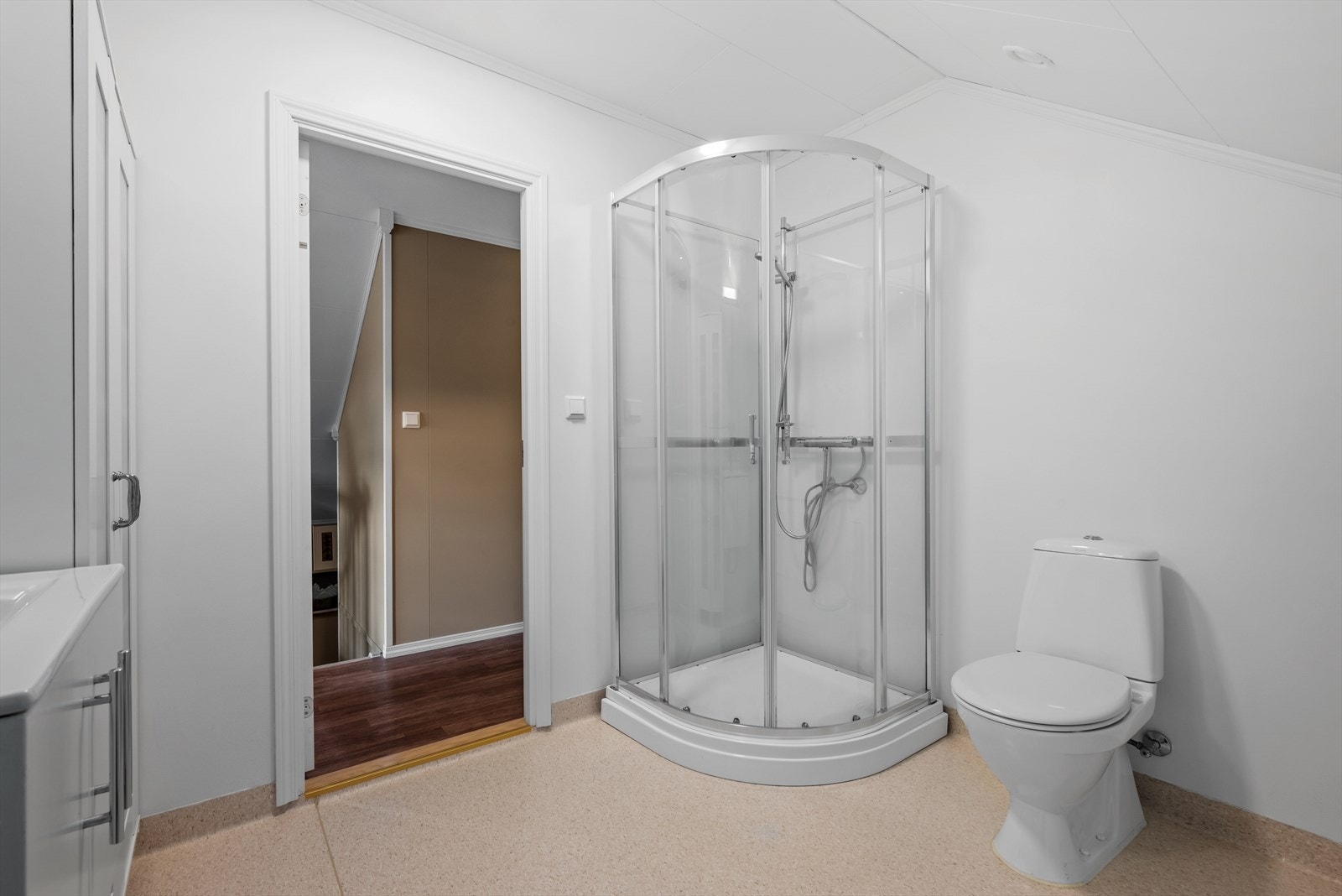 Badet i loftsetasjen har et areal på ca. 6 kvm. Galleribilde