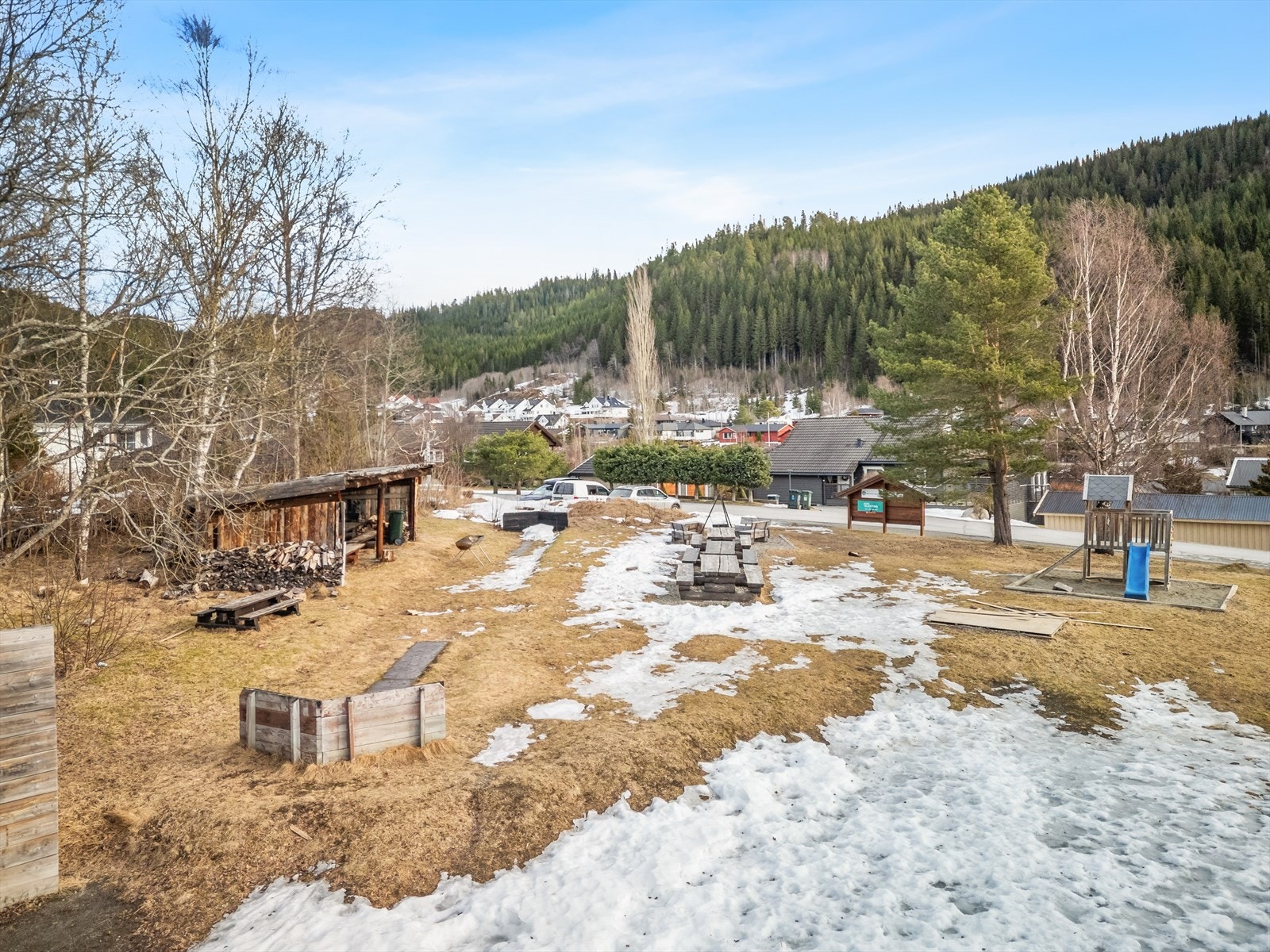 Omgivelsene er fredfulle og naturskjønne, med flotte turmuligheter i skog og mark. Galleribilde