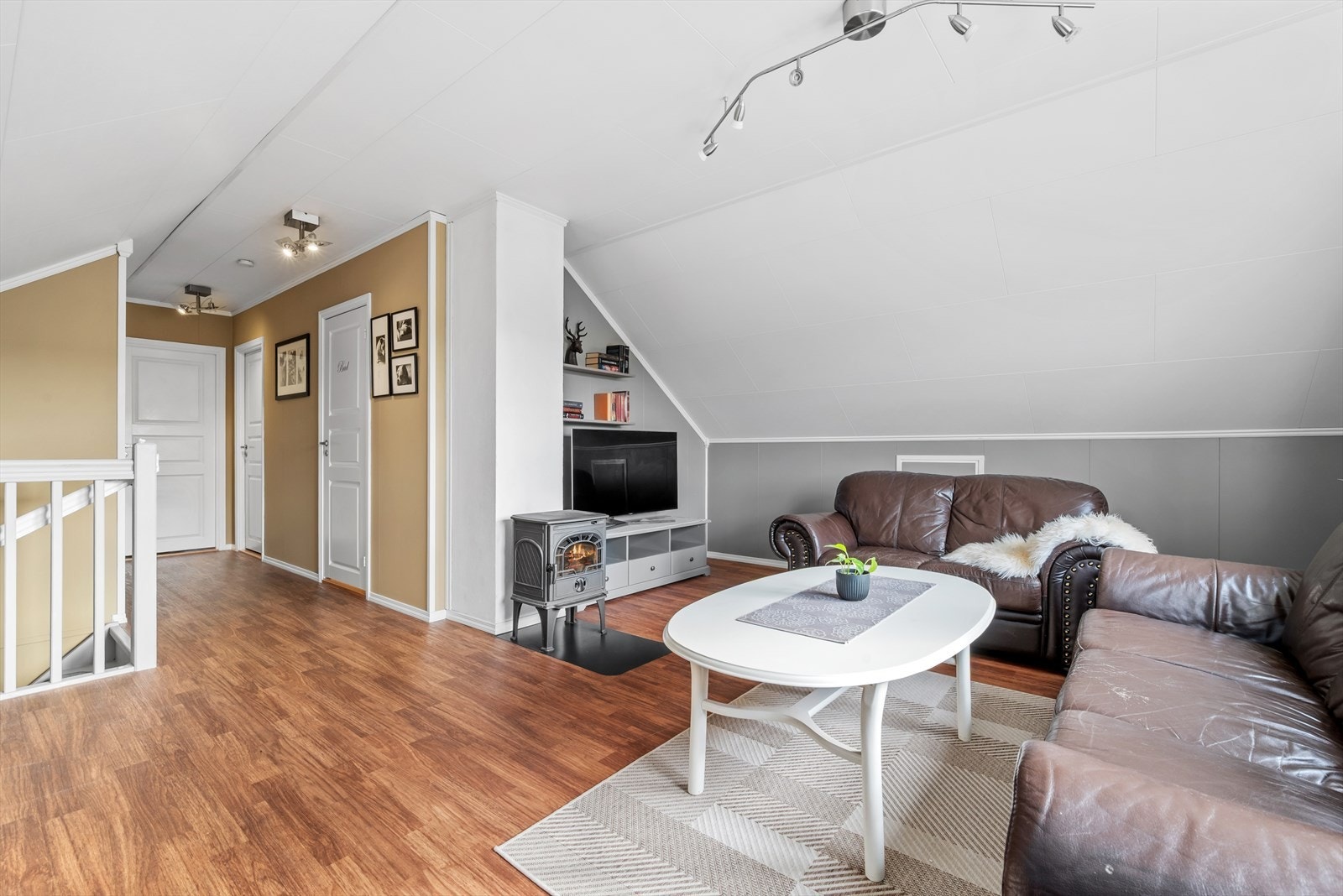 I loftsetasjen er det en luftig og pen stue på ca. 24 kvm - et kjærkomment element for barnefamilier. Galleribilde