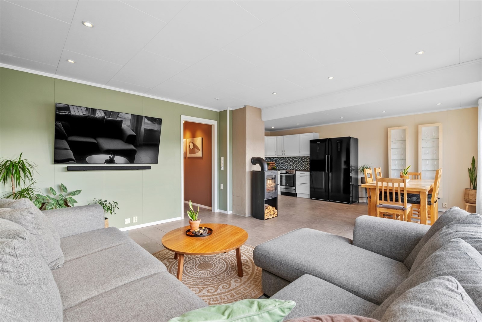 Stuen ligger i åpen løsning med kjøkkenet, og sammen danner de et innbydende allrom på ca. 36 kvm. Galleribilde