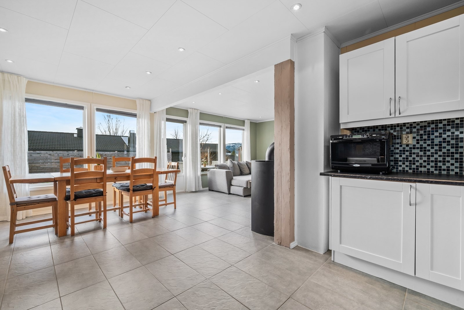 Nærheten mellom kjøkkenet og spiseplassen gjør matlagingen sosial og serveringen enkel. Galleribilde