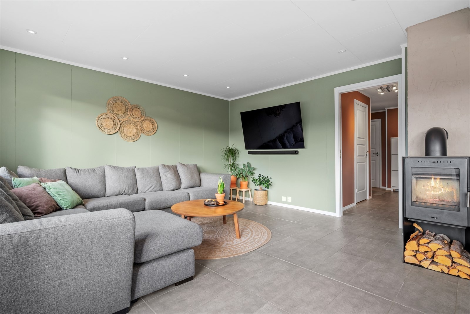 I stuesonen er det god plass til sofagruppe og godt med veggplass til vegghengt tv, bilder ol. Galleribilde