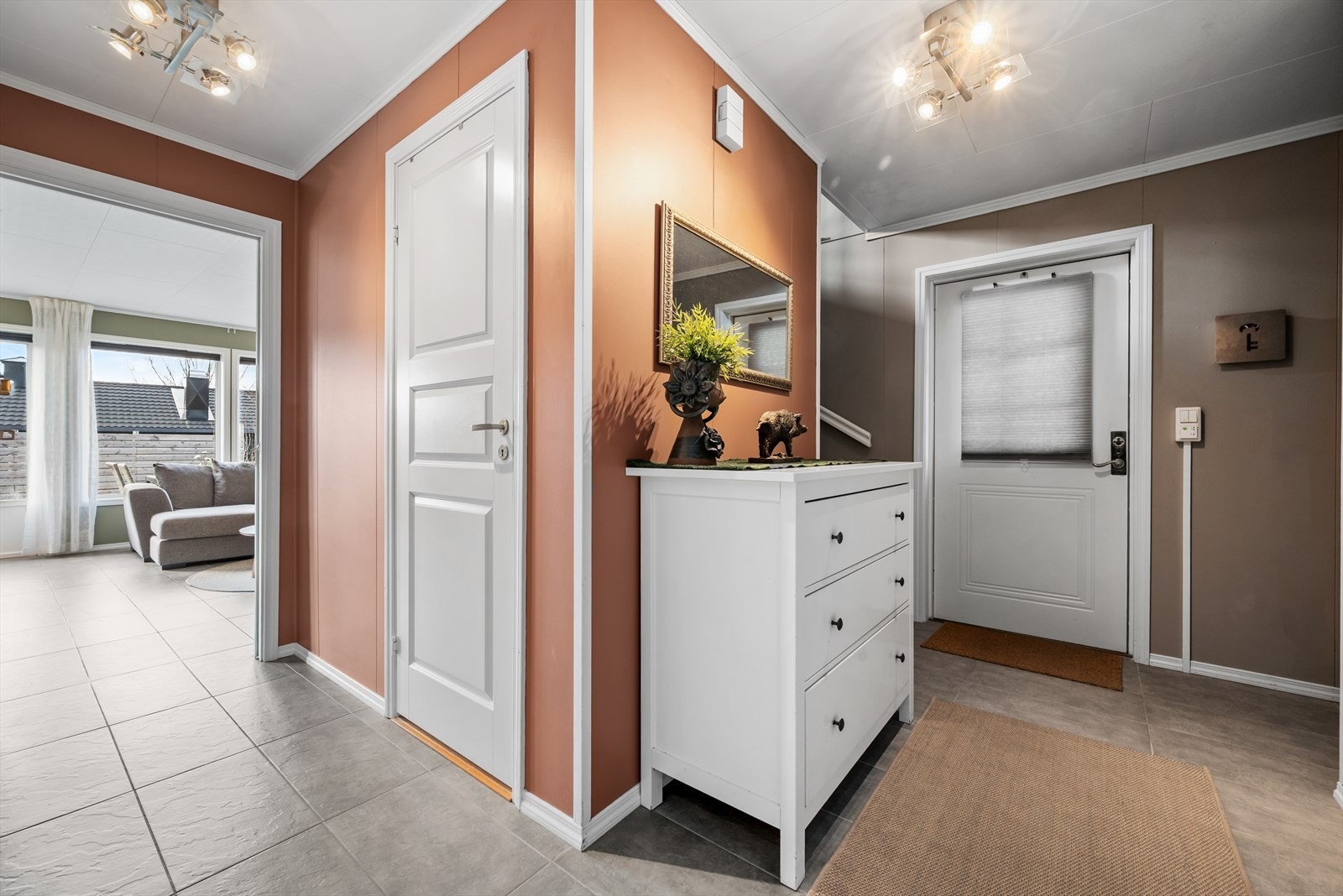 Boligen har en pen entré på ca. 14 kvm med varme i det flislagte gulvet. Galleribilde