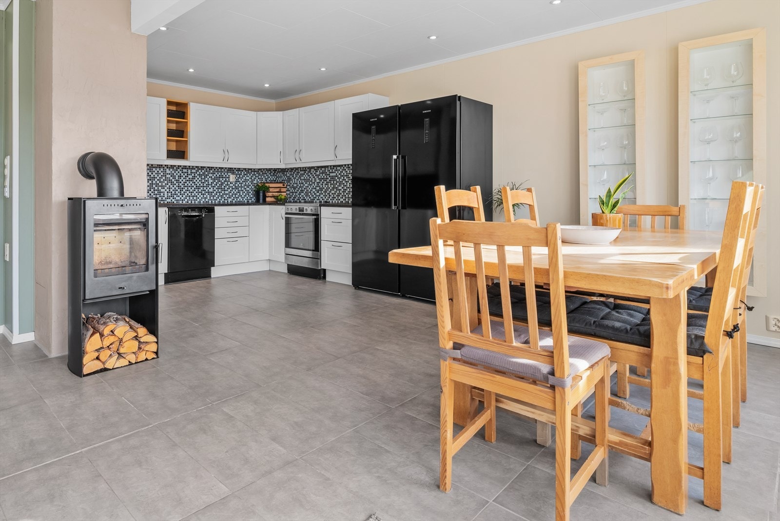 I 2021 ble det lagt nye gulvfliser og elektrisk gulvvarme på stue/kjøkken. Galleribilde