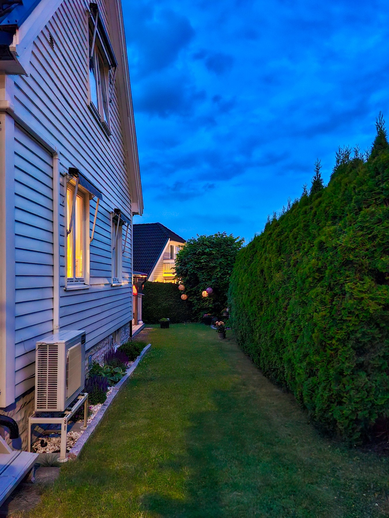 Selgers private bilde. Plenen er fin og hekken skjermer boligen og uteområdene godt. Galleribilde