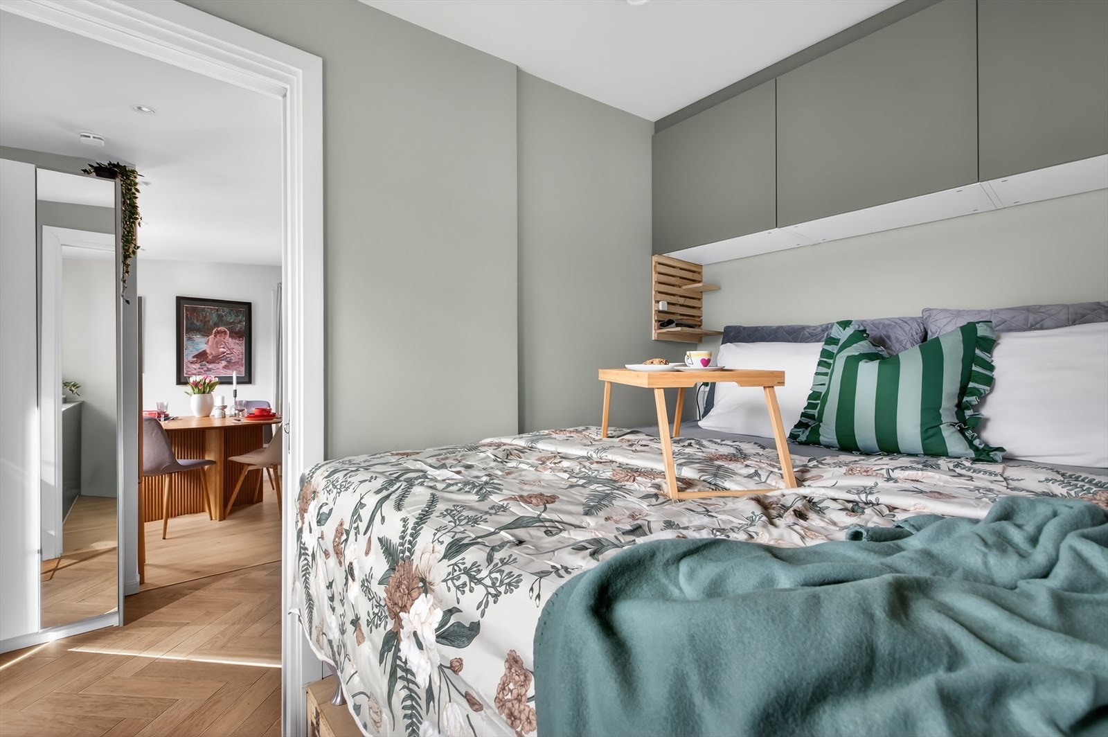 Rommet er malt i en lun og behagelig fargetone. Galleribilde