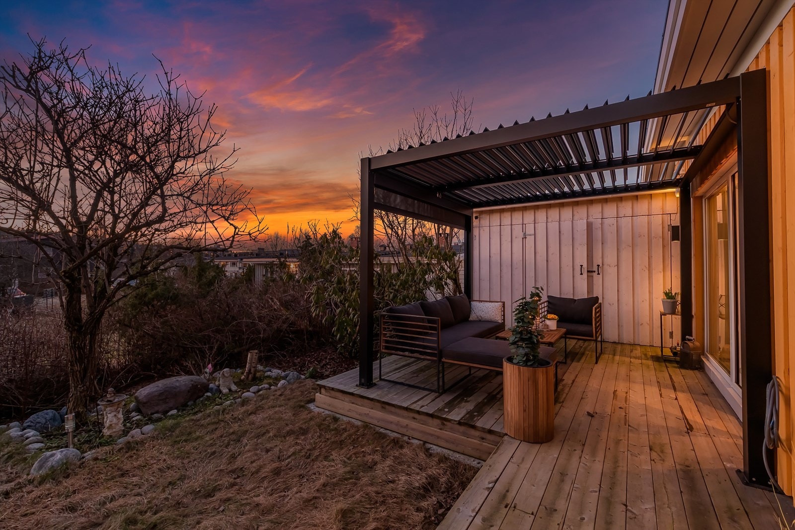 Nyt solnedgang fra terrassen din. Galleribilde