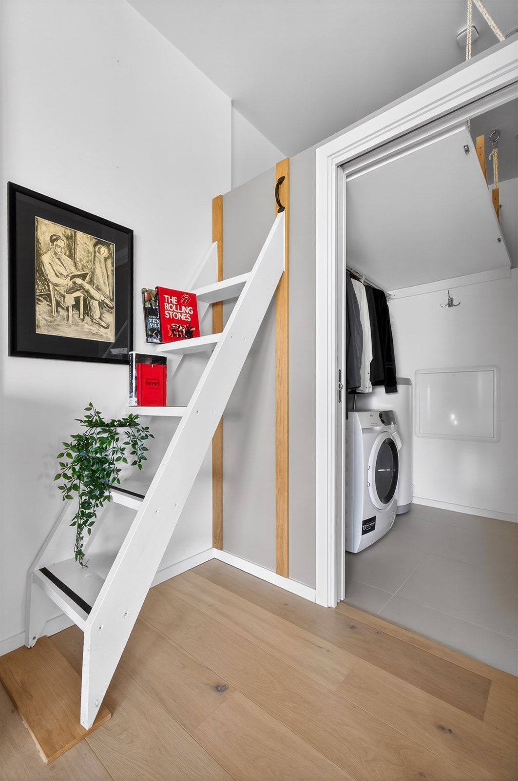 Fra stuen er det tilgang til en praktisk hems. Galleribilde