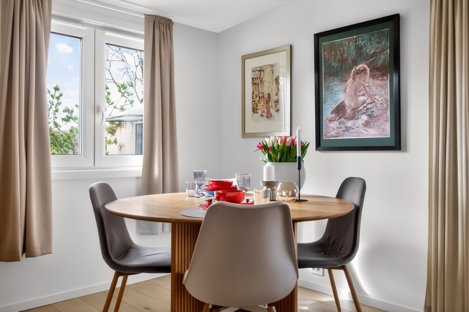 Koselig spiseplass ved vinduet. Galleribilde