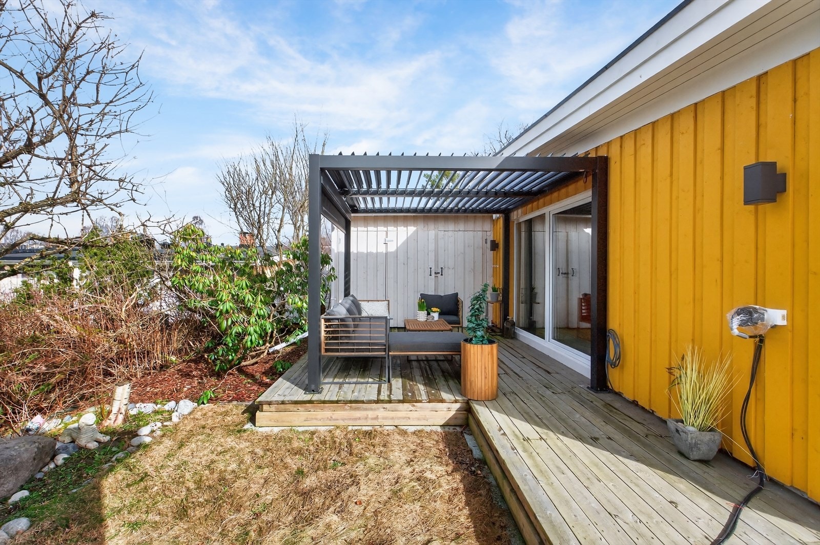Praktisk pergola med solskjerming som kan åpnes. Galleribilde