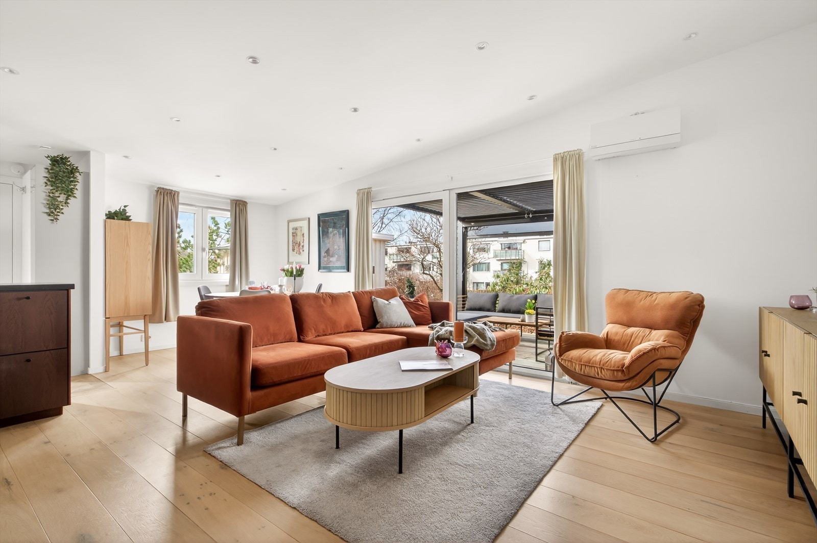 Lys og flott stue med downlights i tak og store vinudsflater. Galleribilde