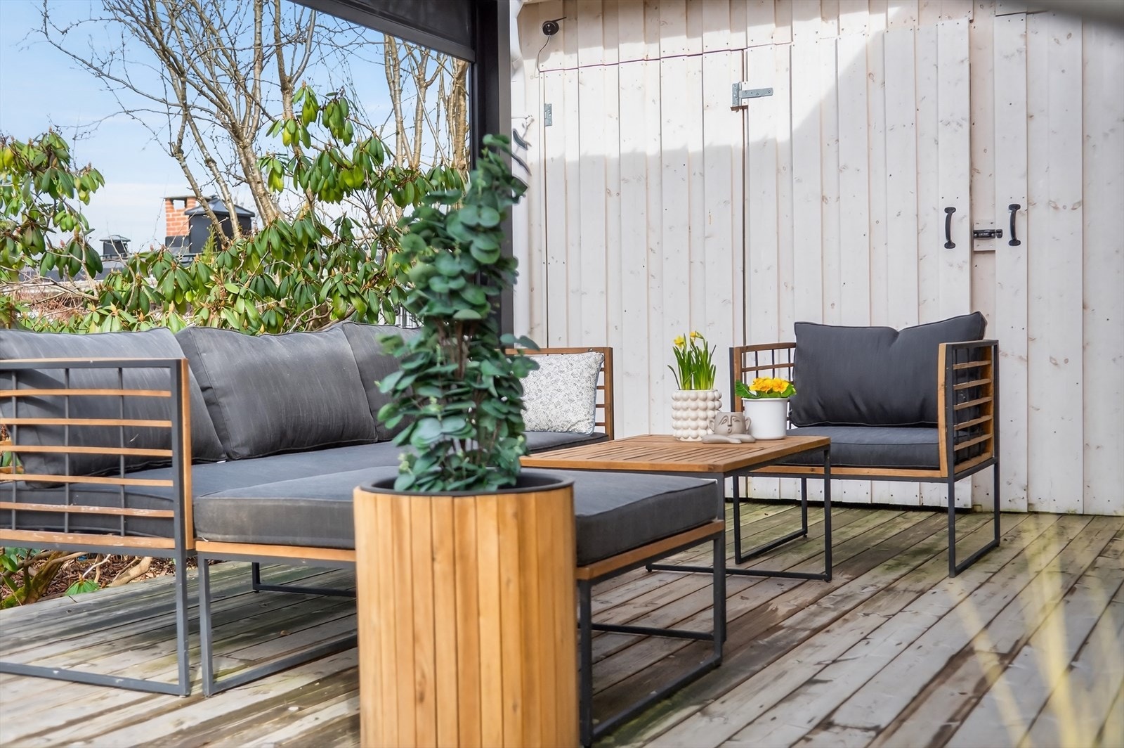 God plass til både spisebord, sittegrupper og solsenger. Galleribilde