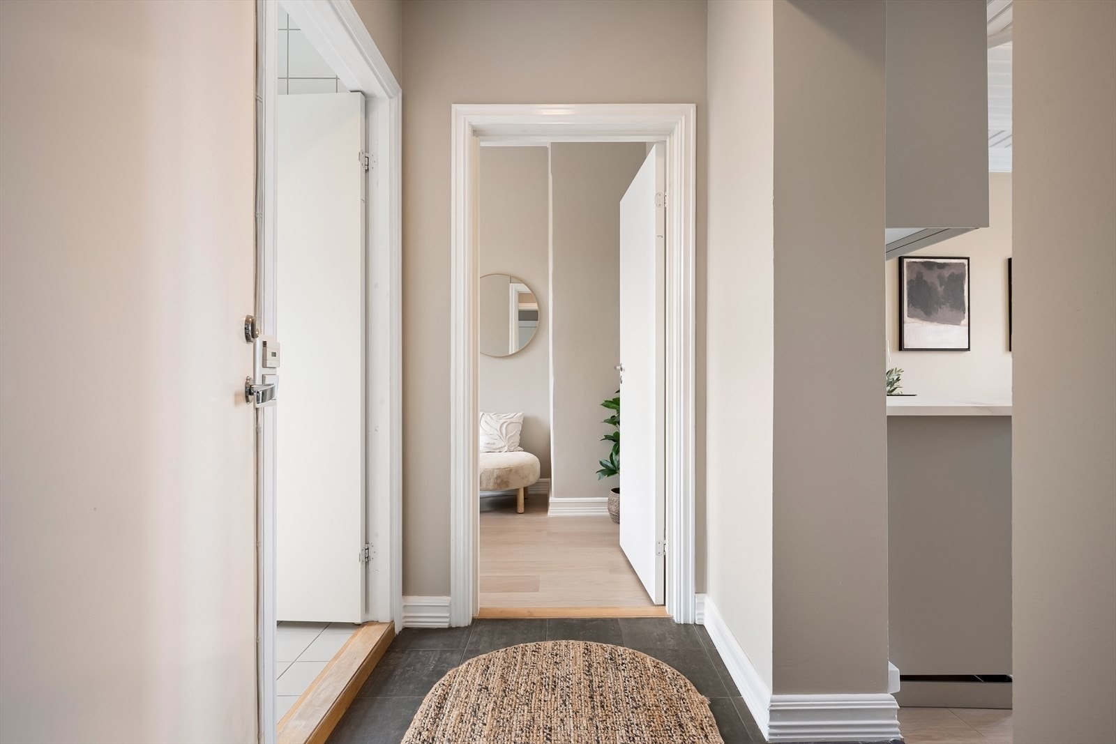 Lys og innbydende entré med god plass til yttertøy og sko. Galleribilde