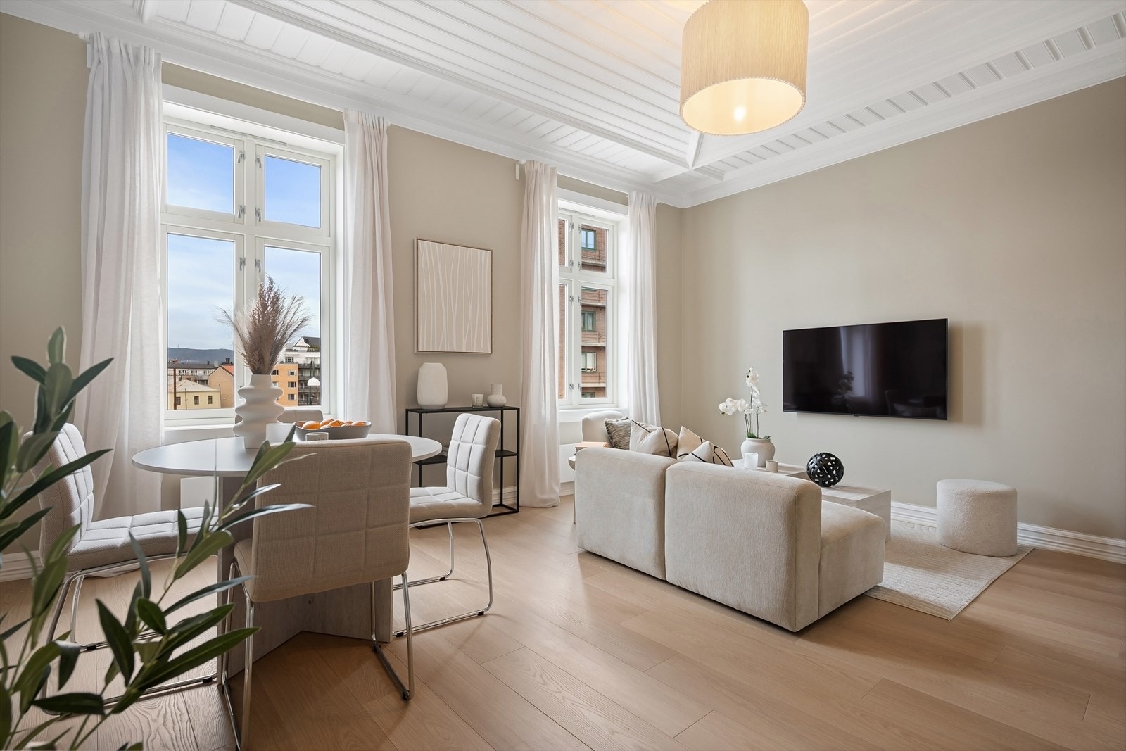 Leiligheten har gjennomgått flere oppgraderinger i 2026 med nytt 1-stavs laminatgulv og malte veggflater og himling. Galleribilde