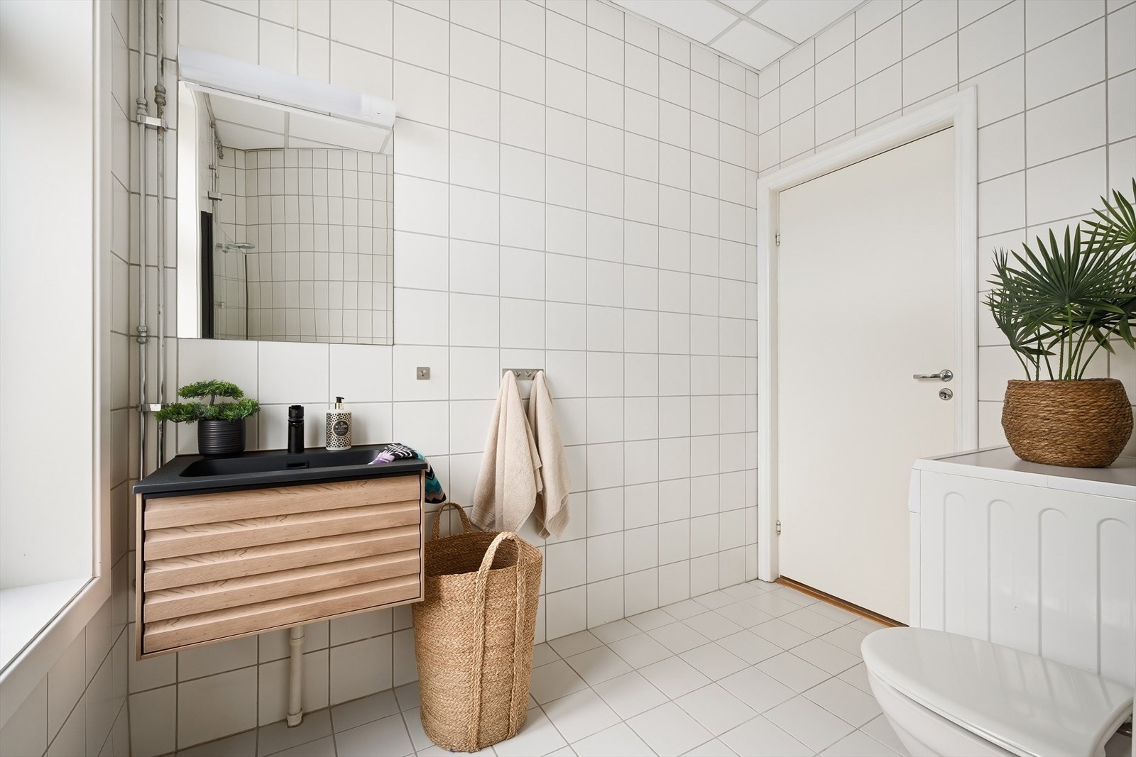 Stilrent bad med ny dusjdør, nytt toalett, ny servant med baderomsmøbel og blandebatteri til servant fra mars 2026. Galleribilde