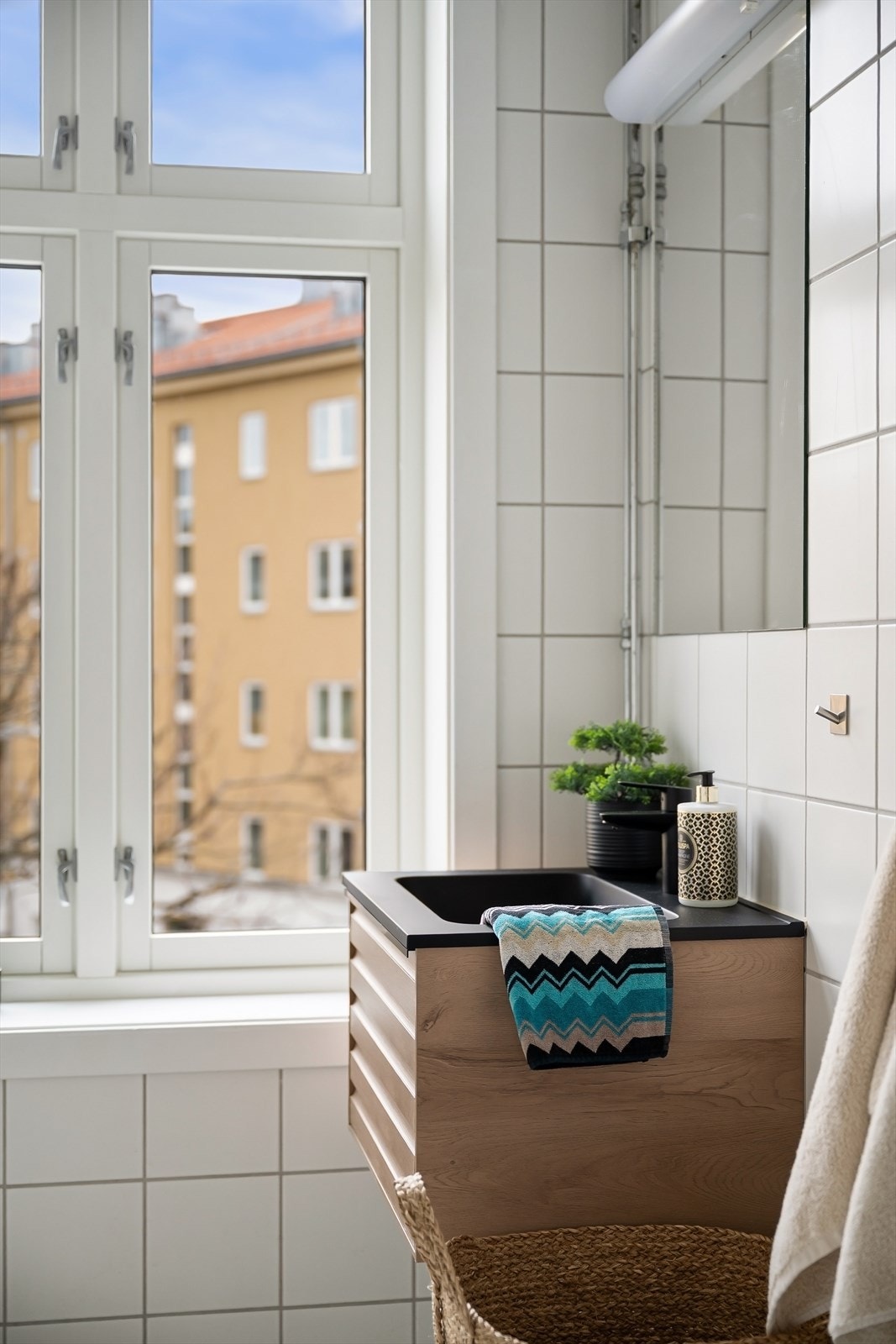 Badet er utstyrt med opplegg for vaskemaskin / tørketrommel. Galleribilde