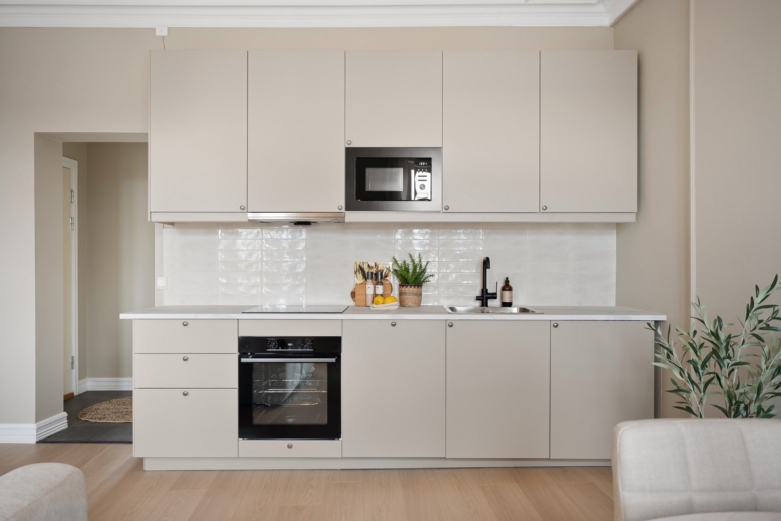 Moderne kjøkken og hvitevarer fra 2026 med glatte fronter og rikelig med arbeidsflater. Galleribilde