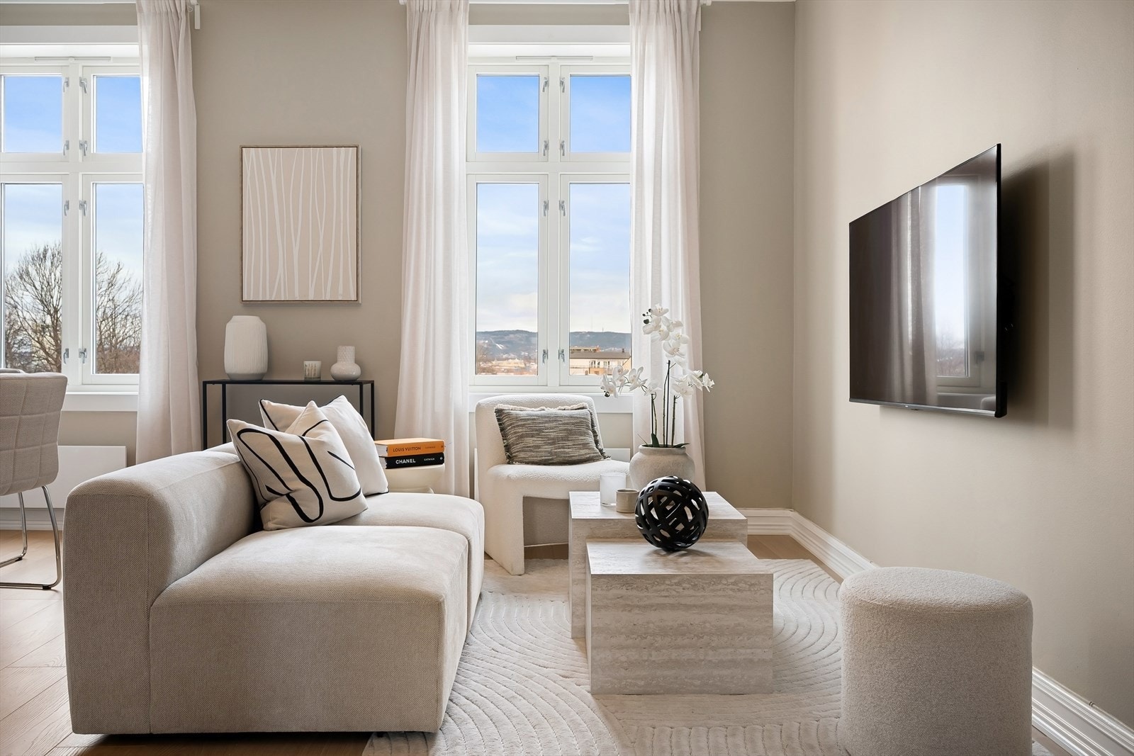 Store vindusflater gir rikelig med naturlig belysning og skaper en luftig romfølelse. Galleribilde