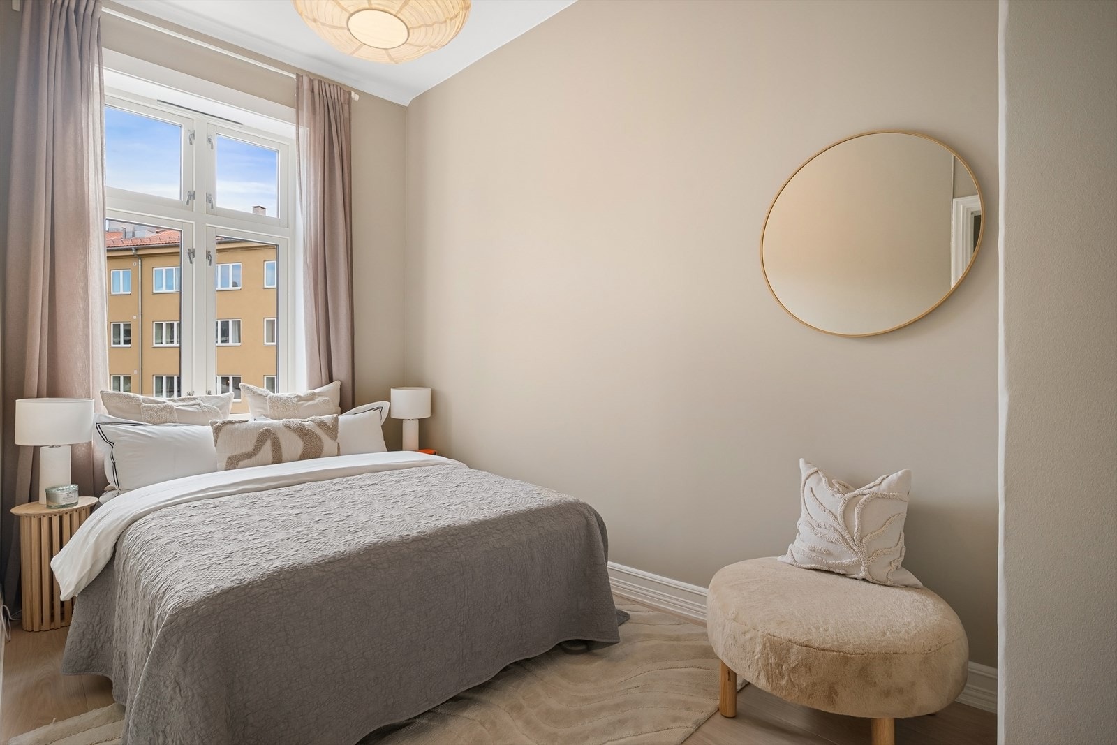 Romslig soverom med god plass til en stor seng med tilhørende soveromsmøblement. Galleribilde