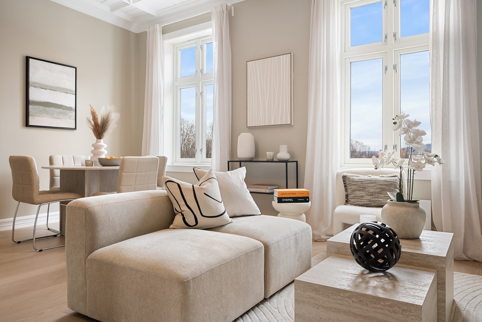 Stuen har god plass til sittegruppe og spisebord. Galleribilde