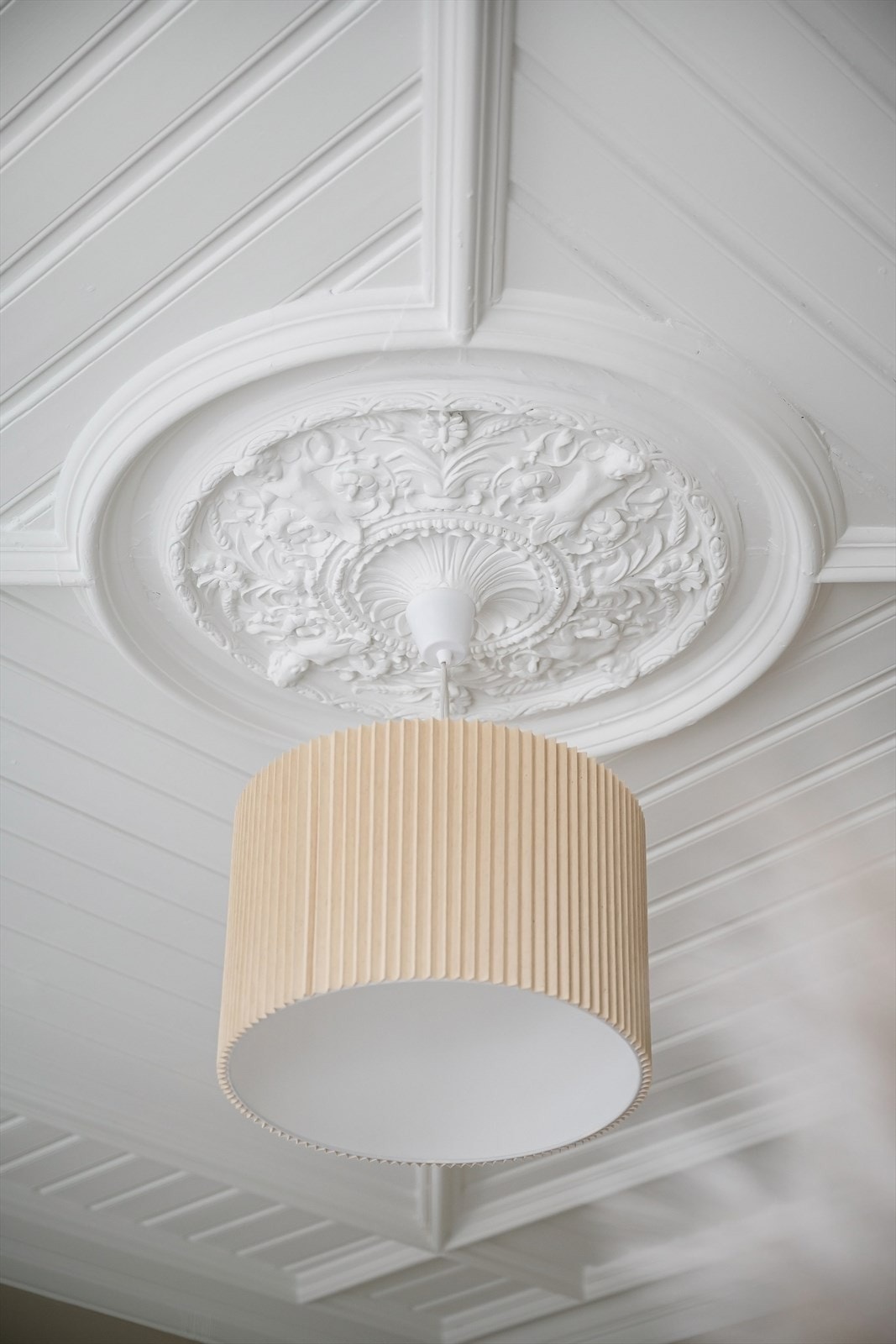 Klassiske detaljer som stukkatur og rosett i stuen. Galleribilde