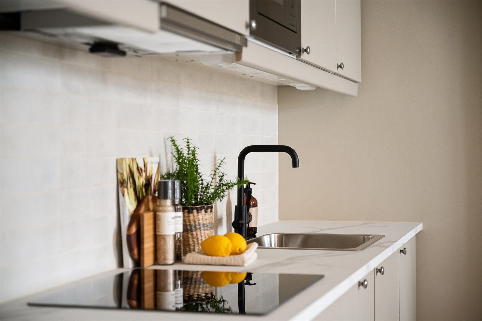 Benkeplate med nedfelt vaskekum og induksjon platetopp. Galleribilde