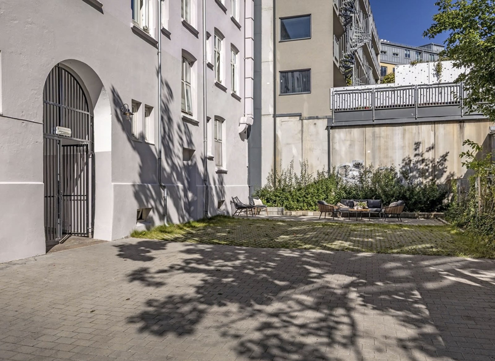 Bakgård med sittegrupper. Galleribilde