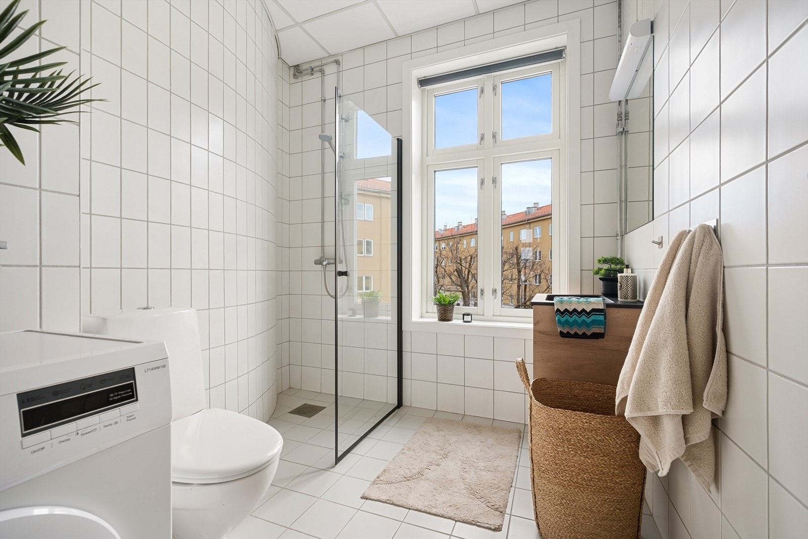 Flislagte vegger og gulv med varmekabler. Galleribilde