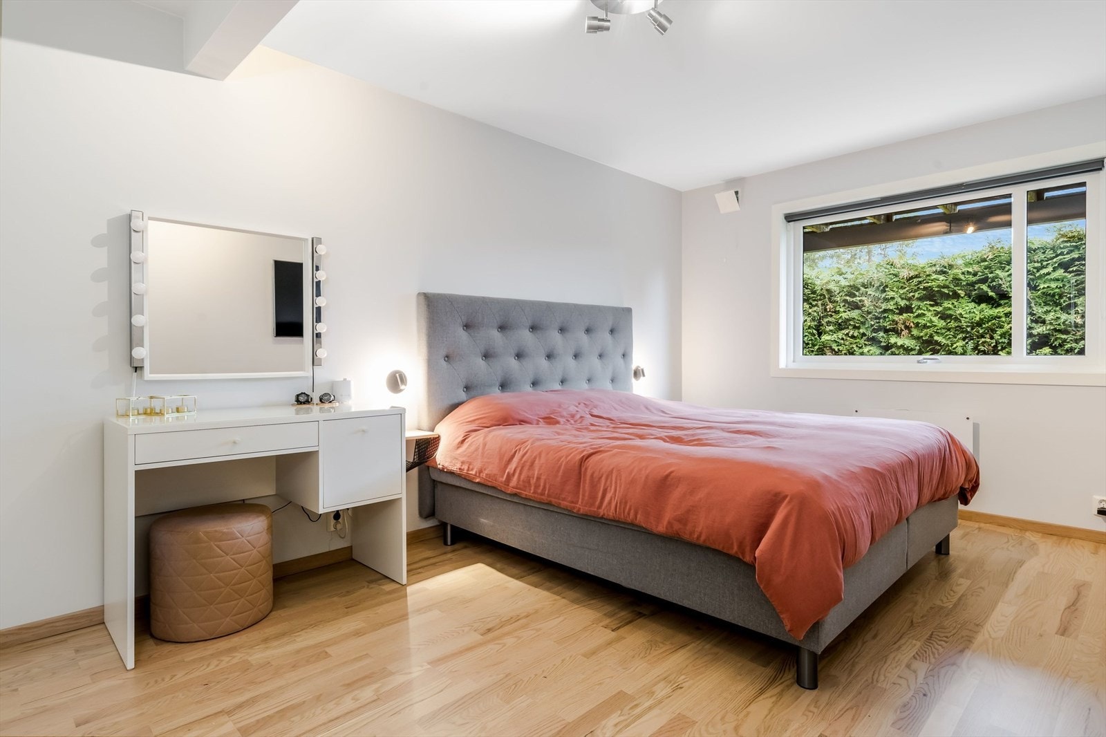 Soverom med garderobe og god plass til dobbeltseng og annet møblement. Galleribilde
