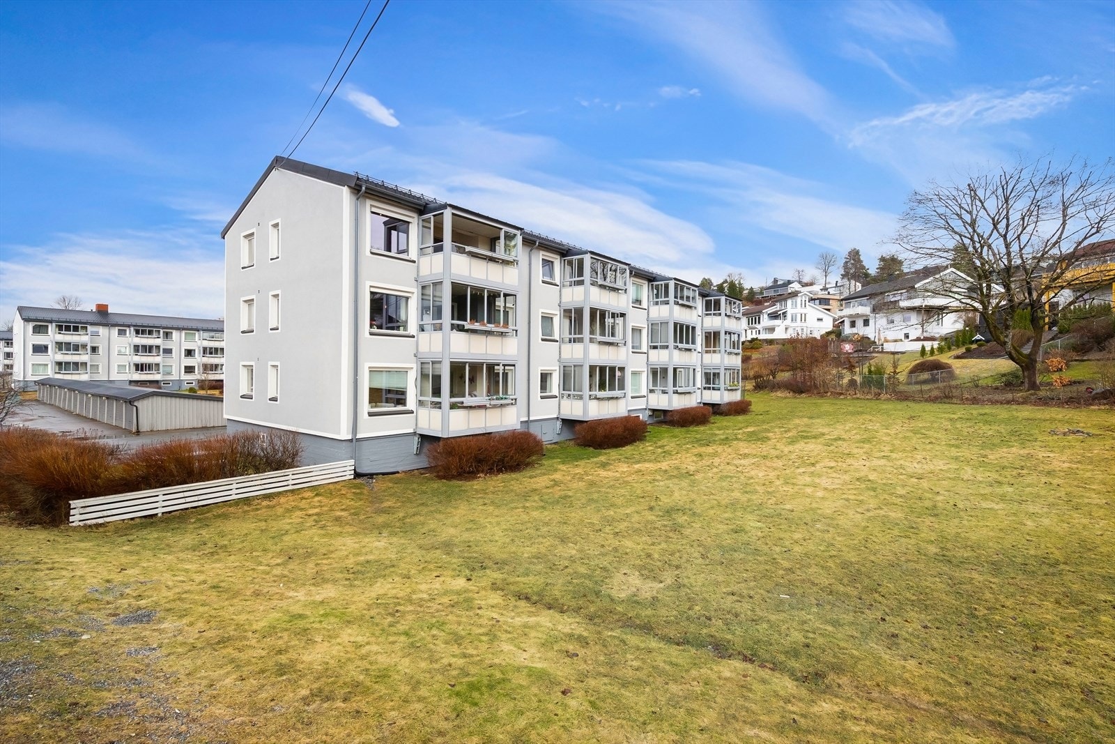 Leiligheten vender ut mot et grønt og fint fellesområde. Galleribilde