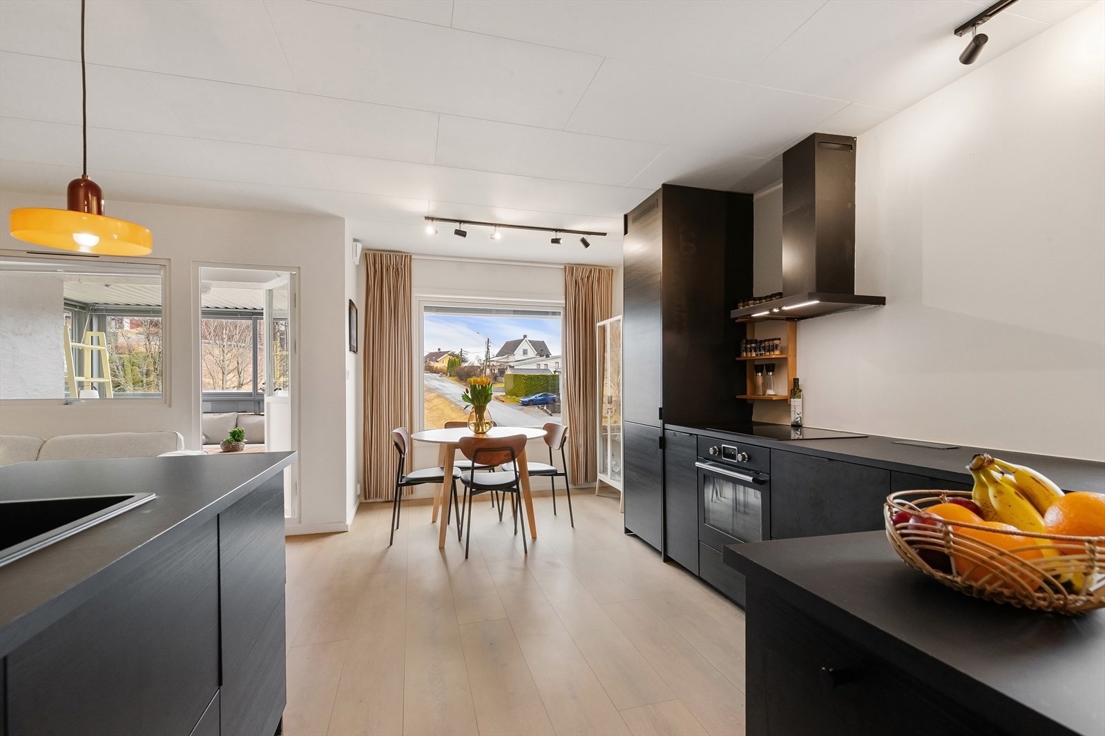 I tilknytning til kjøkkenet er det plass til spisebord og skap. Galleribilde