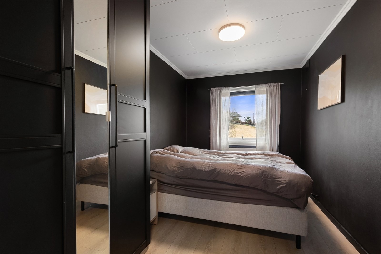 Fint hovedsoverom med skap og plass til dobbeltseng. Galleribilde