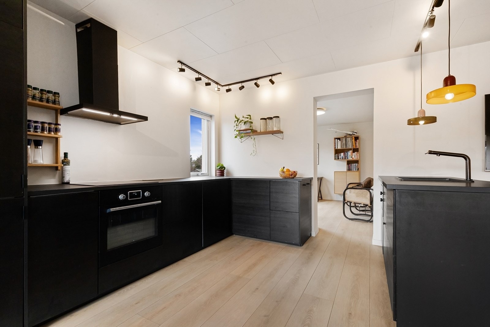 Kjøkkenet har moderne innredning med sorte fronter og benkeplate, og mye rom for oppbevaring. Galleribilde
