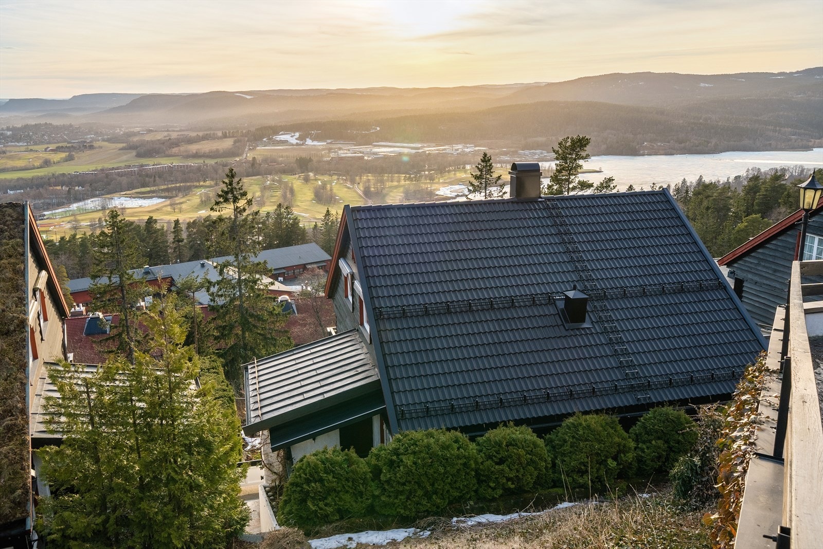 Koselig bebyggelse med utsikt mot byen, fjorden og Bogstadvannet Galleribilde