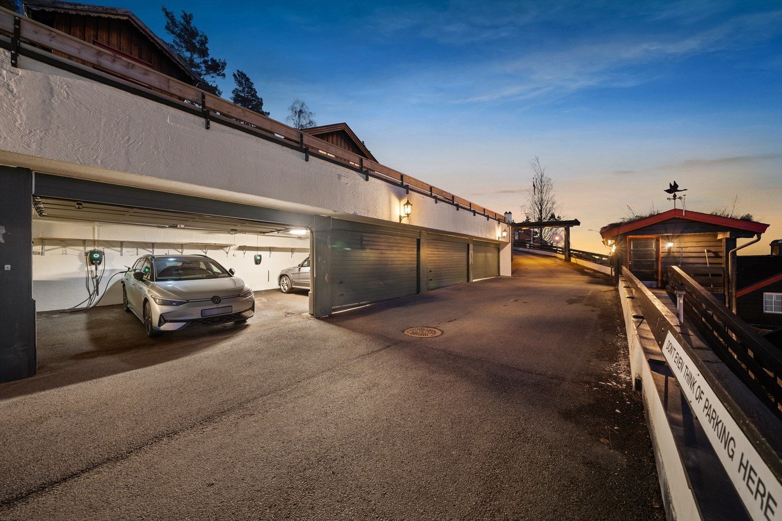 Dobbelgarasje med elektrisk port og ladestasjon. Varmekabler i adkomsten Galleribilde