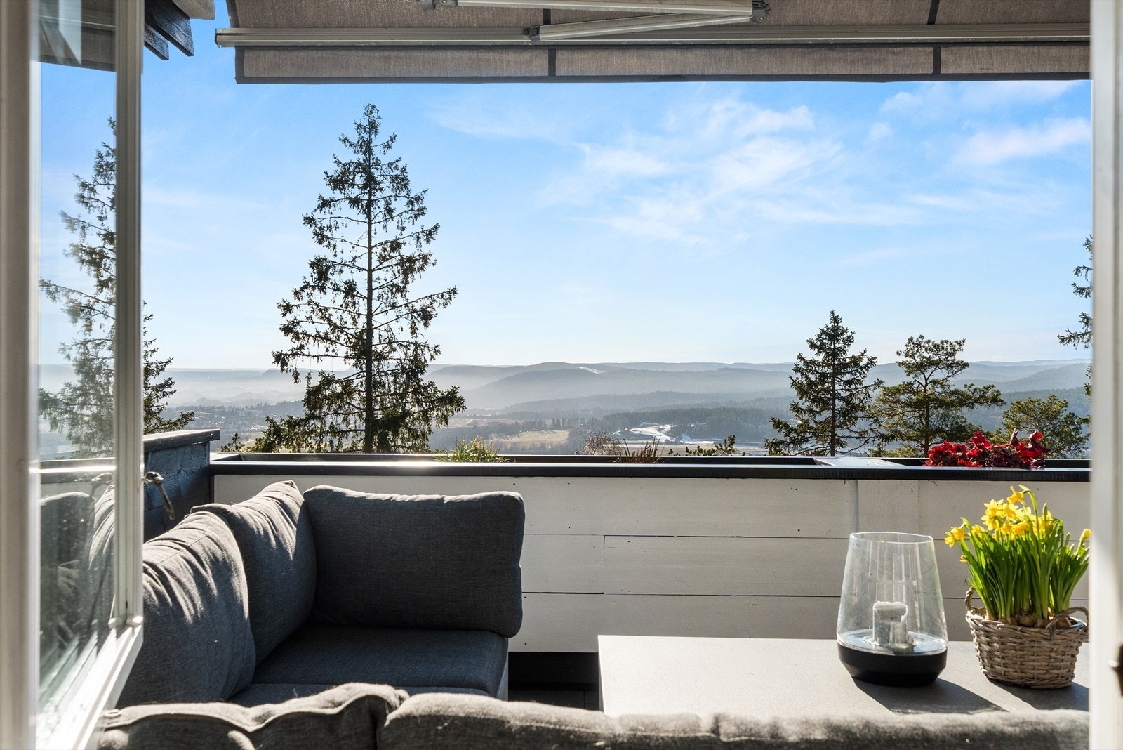 Her kan man nyte vårsolen med et godt glass vin. Påskestemning hjemme Galleribilde