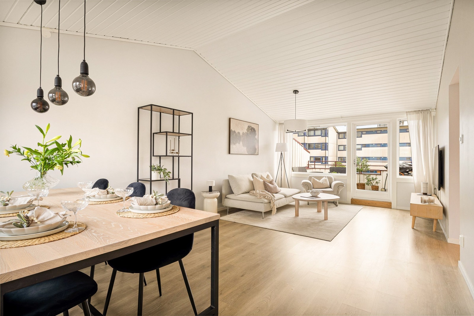 Legg merke til den gode mønehøyden. Sjeldent syn i leiligheter! Galleribilde