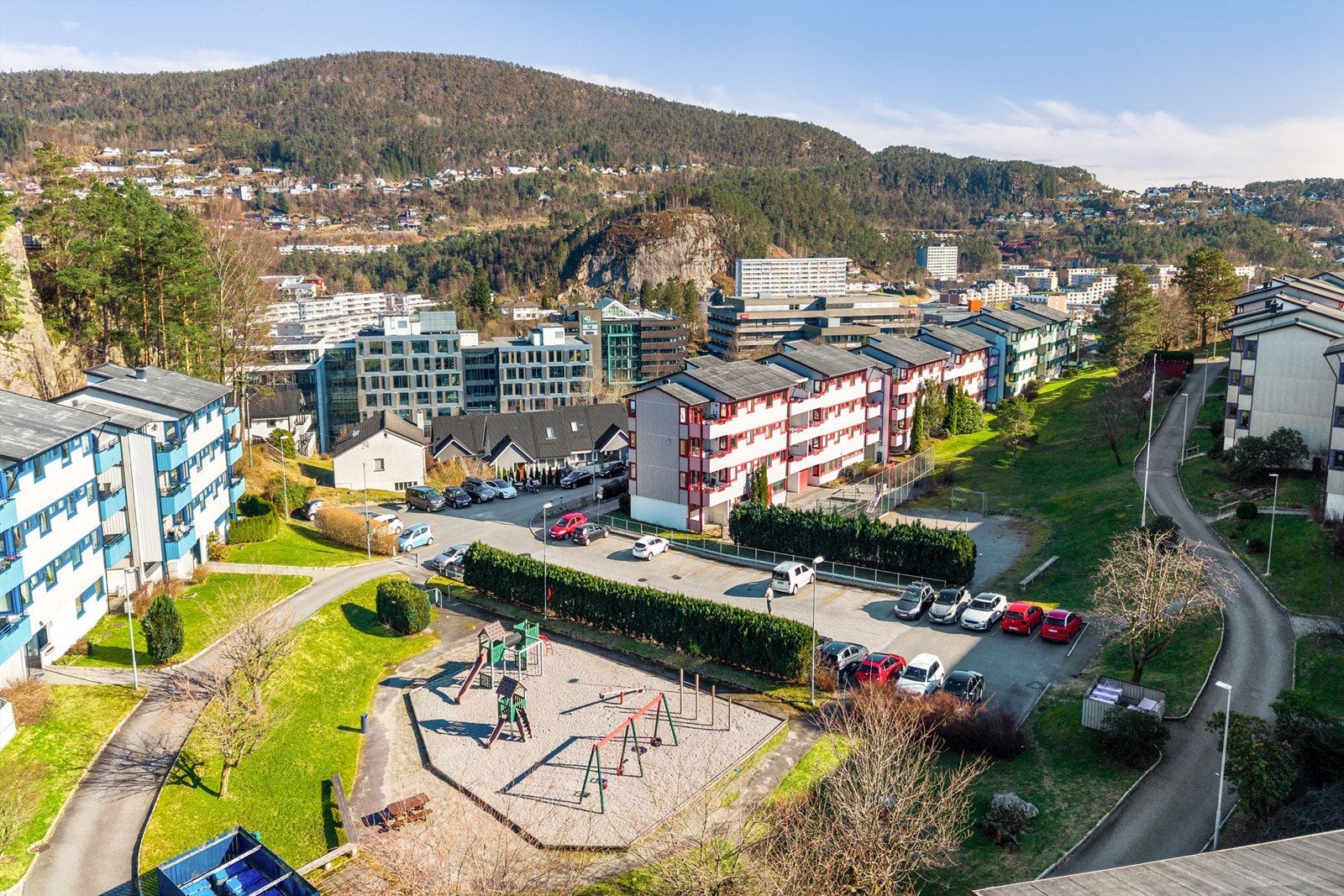 Det opplyses fra selger at det er god dekning med felles parkeringsplasser. Man får utdelt et parkeringskort opplyser styreleder. Galleribilde