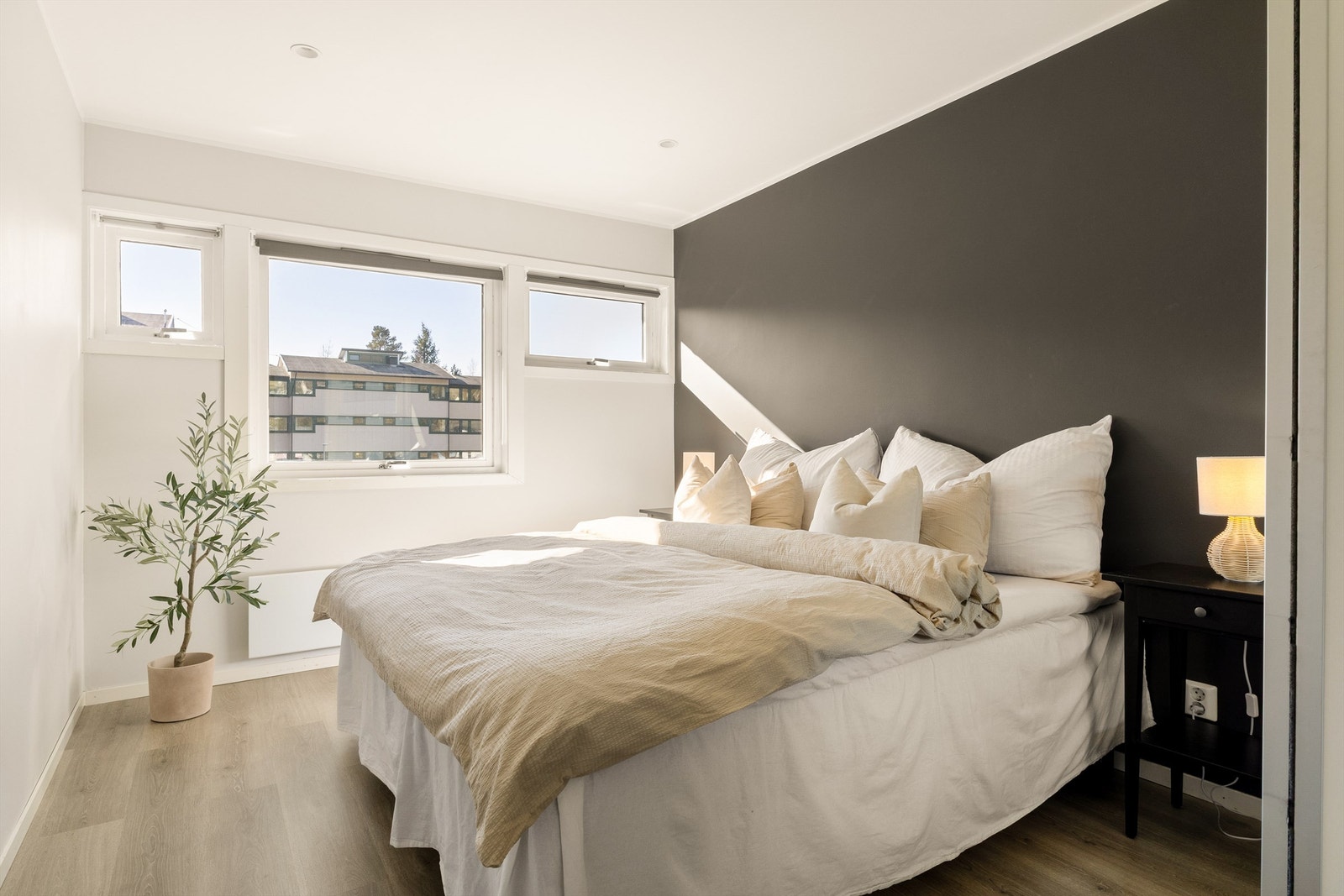 Hovedsoverommet har masse naturlig lysinnslipp og har dobbelt garderobeskap med dører. Galleribilde