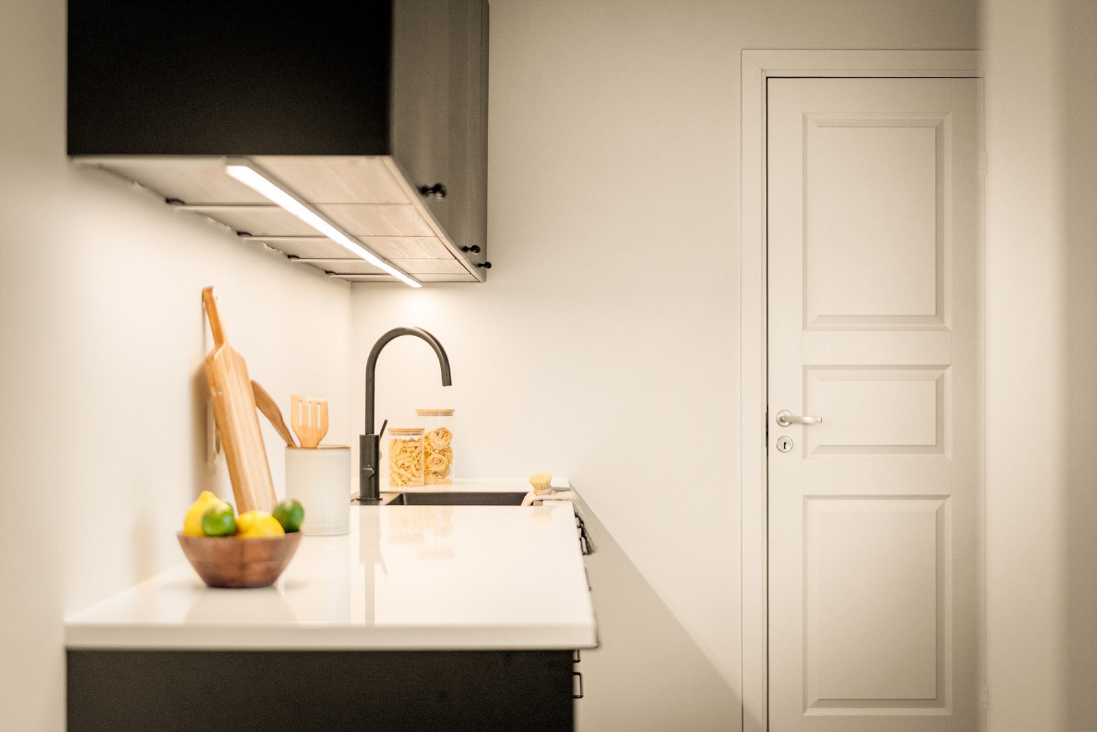 Kjøkkenet har integrerte hvitvarer som steke og mikrobølgeovn. Samt platetopp med innebygget ventilator. Galleribilde