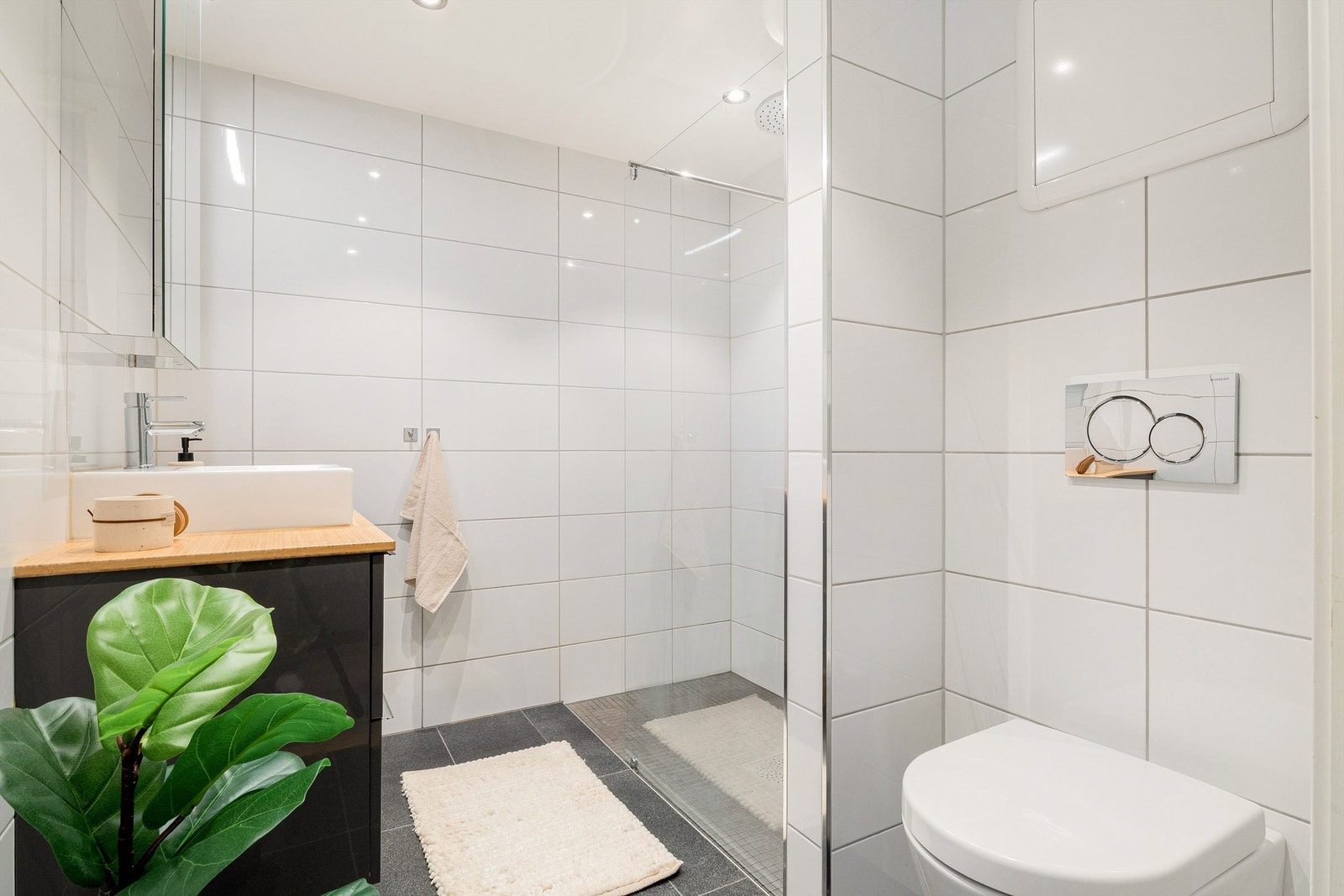 Leilighetens bad ble oppgradert av tidligere eier. Galleribilde